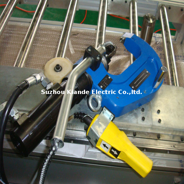 Machine de rivetage auto-perçante en Chine pour l'assemblage de profilés en aluminium de conduit de bus