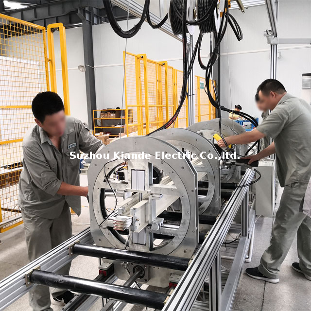 Ligne d'assemblage de barres omnibus semi-automatique pour l'assemblage de profilés de conduits compacts BT