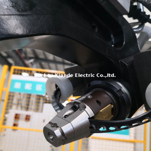 Machine de rivetage auto-perçante en Chine pour barre omnibus compacte en alliage d'aluminium