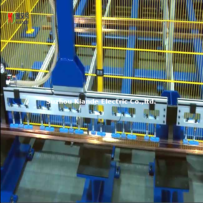 Système de stockage automatique multifonctionnel de matière première de barre omnibus
