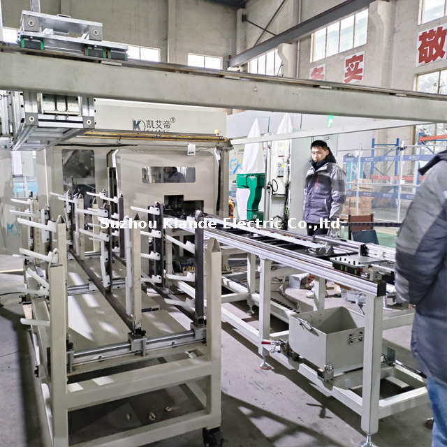 Machine de traitement de profilés en aluminium