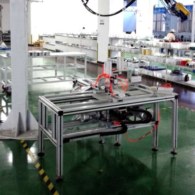 Machine d'assemblage de barres omnibus coudées pour la production de profils de conduits coudés