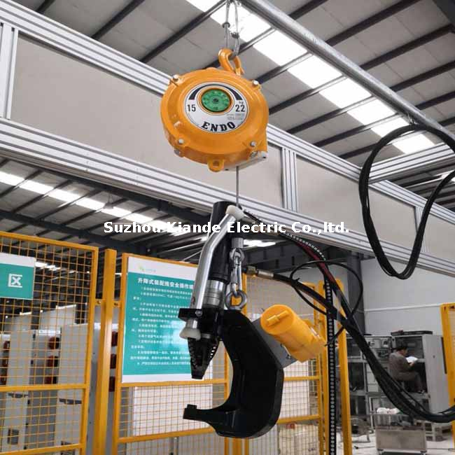 Machine de rivetage auto-perçante en Chine pour barre omnibus compacte en alliage d'aluminium