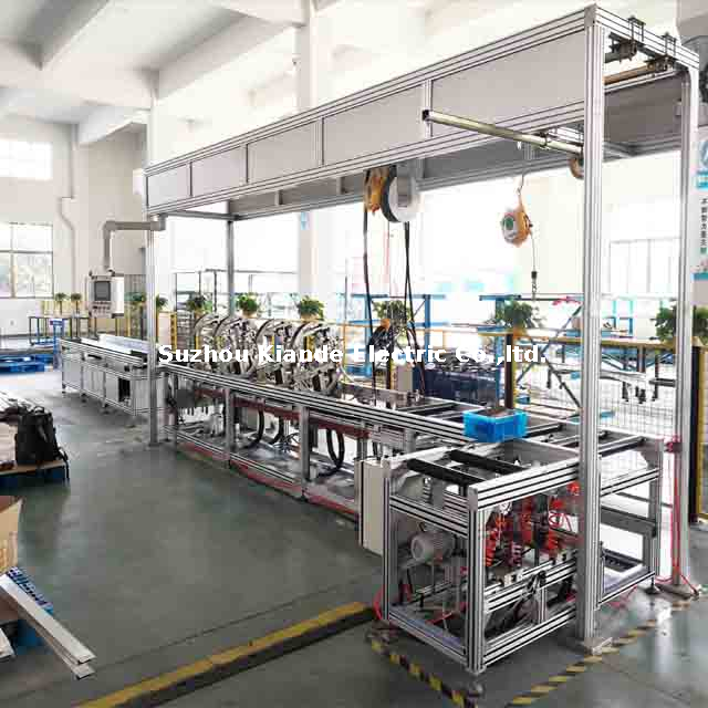 Ligne d'assemblage de conduits de bus semi-automatique pour l'assemblage de boîtiers de barres omnibus compacts