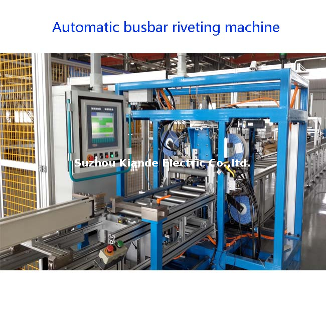 Machine de rivetage automatique de barres omnibus pour l'assemblage de boîtier de conduit de liaison de bus