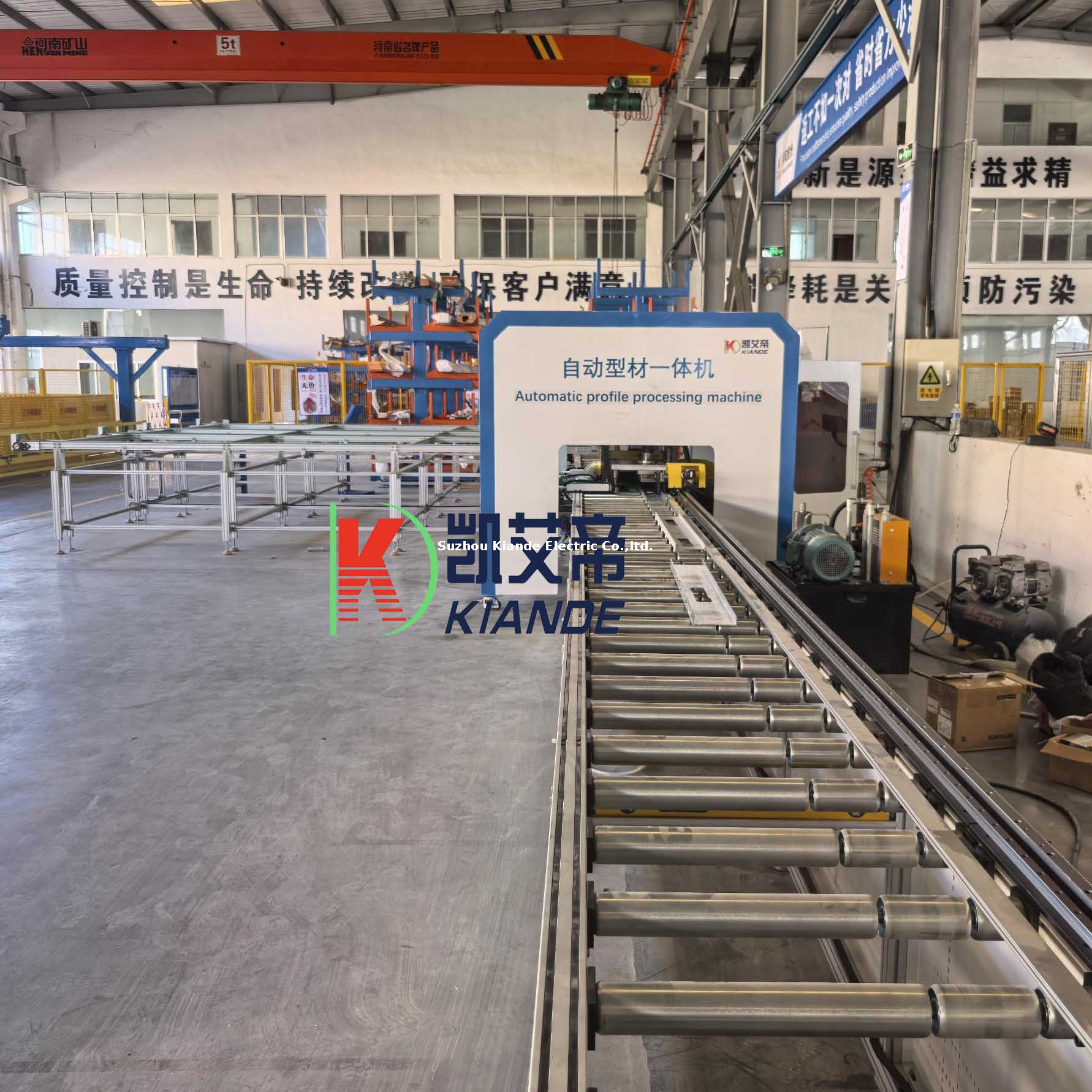 Machine de traitement automatique de profilés en aluminium
