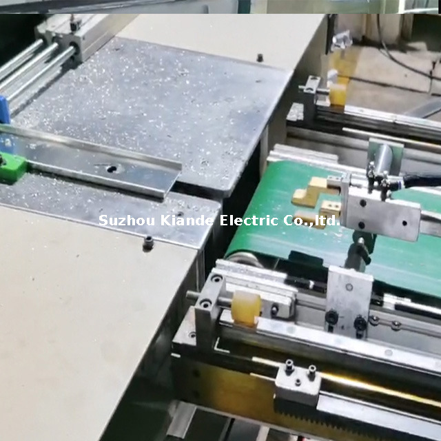 Machine de traitement de profilés en aluminium