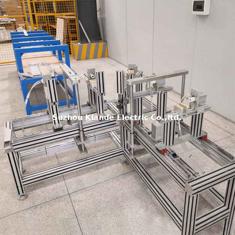 Machine d'assemblage de barres omnibus coudées pour la production de profils de conduits coudés