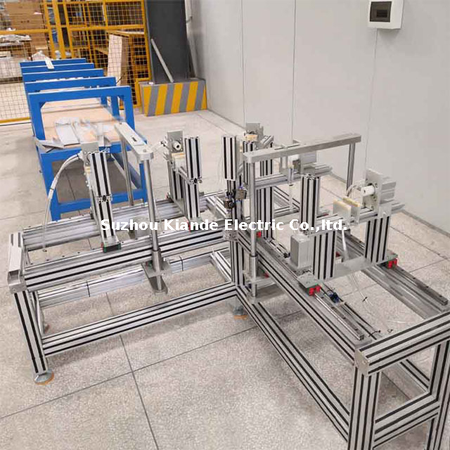 Machine d'assemblage de barres omnibus coudées pour la production de profils de conduits coudés