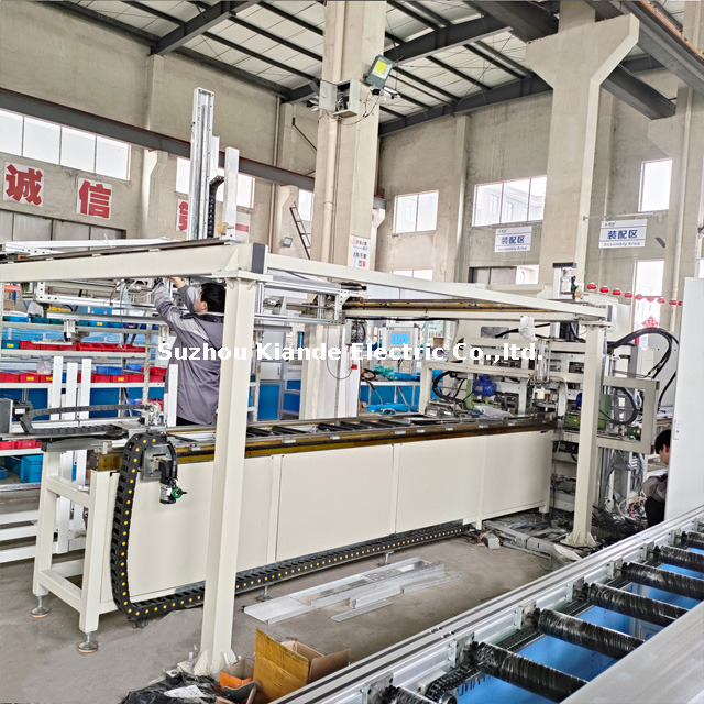 Machine de traitement de profilés en aluminium