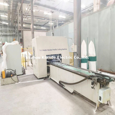 Machine de traitement de profilés en aluminium