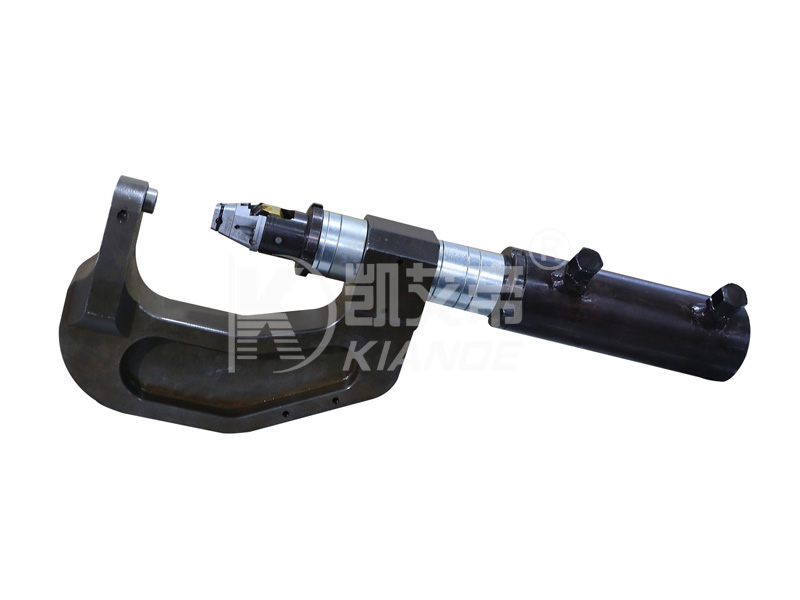 Machine de rivetage auto-perçante pour ligne de production de conduits de bus