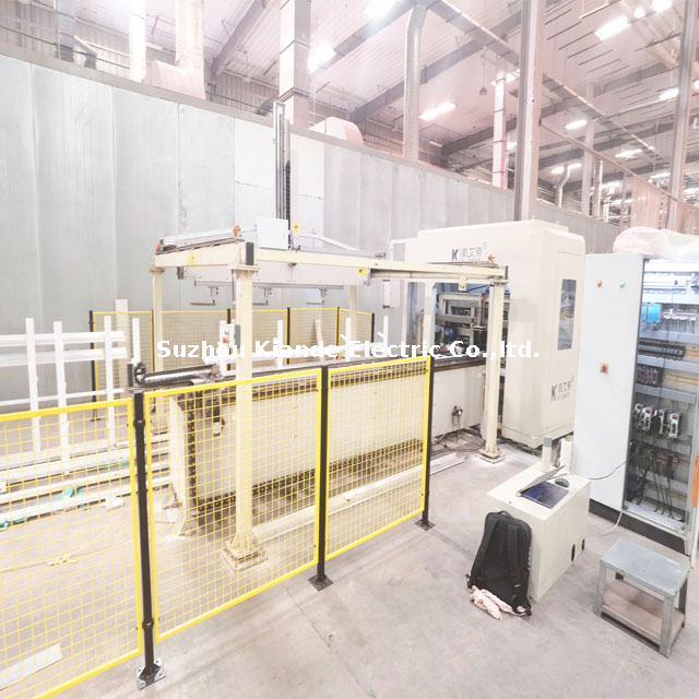 Machine de traitement de profilés en aluminium